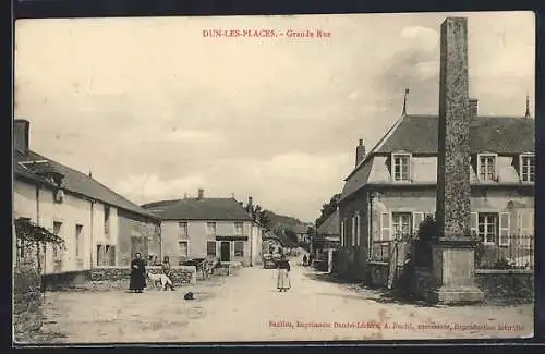 AK Dun-les-Places, Grande Rue avec monument et villageois dans la rue principale