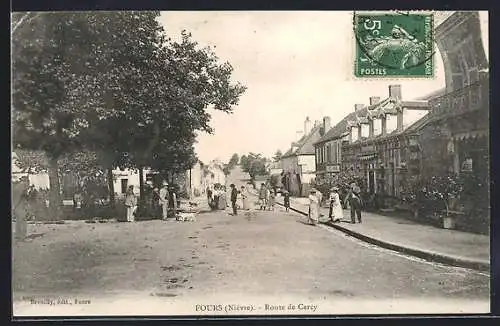 AK Fours, Route de Cercy animée avec passants et maisons