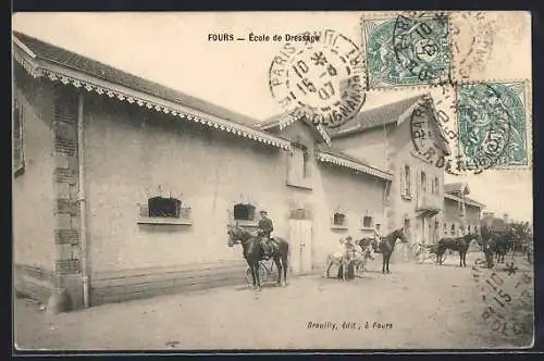 AK Fours, École de Dressage avec cavaliers devant le bâtiment