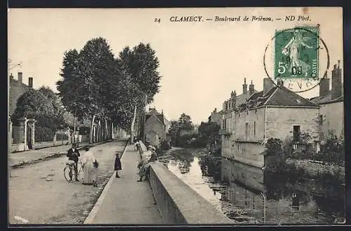 AK Clamecy, Boulevard de Beuvron et canal avec passants et cycliste