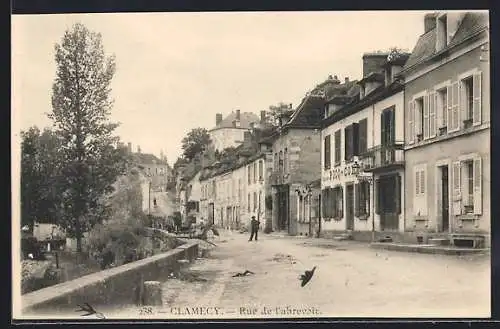 AK Clamecy, Rue de l`Abreuvoir avec maisons et piéton en arrière-plan