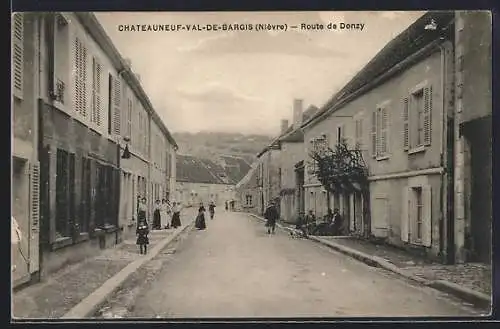 AK Chateauneuf-Val-de-Bargis, Route de Donzy animée avec passants