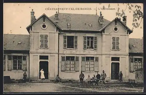AK Châteauneuf-Val-de-Bargis, L`Ambulance devant l`hôpital avec personnel médical et soldats