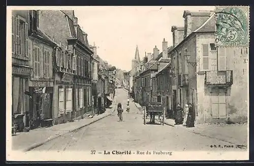 AK La Charité, Rue du Faubourg animée avec passants et charrette