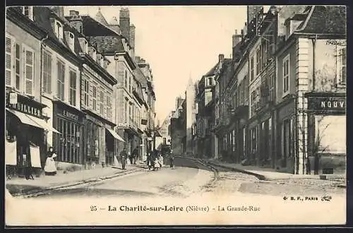 AK La Charité-sur-Loire, La Grande-Rue animée avec commerces et passants