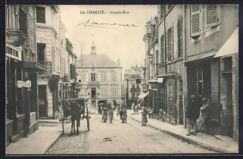 AK La Charité, Grande-Rue animée avec calèche et passants