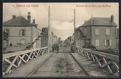 AK Cercy-la-Tour, Avenue de la Gare vue du Pont