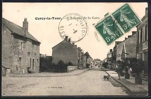 AK Cercy-la-Tour, L`Avenue de la Gare avec un chien sur la route