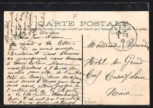 AK Cercy-la-Tour, L`Avenue de la Gare avec un chien sur la route