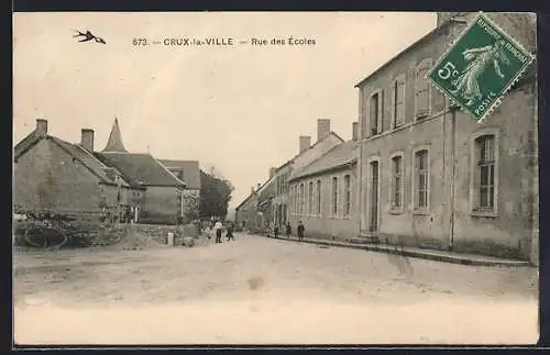 AK Crux-la-Ville, Rue des Écoles animée avec bâtiments et passants