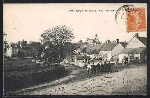 AK Crux-la-Ville, Vue d`ensemble du village avec habitants sur le chemin