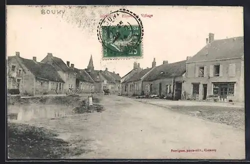 AK Bouhy, Entrée du village avec bâtiments anciens et route principale