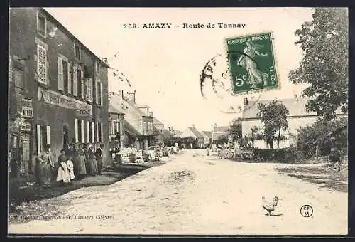 AK Amazy, Route de Tannay avec habitants devant le café et poule sur la route