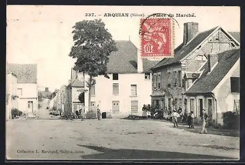 AK Arquian, Place du Marché animée avec passants et bâtiments historiques