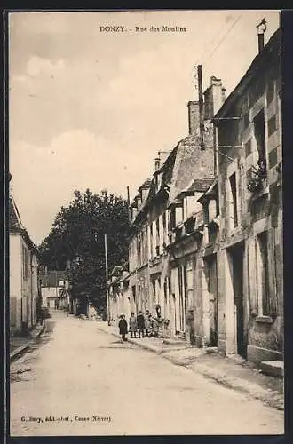 AK Donzy, Rue des Moulins animée avec passants et maisons anciennes