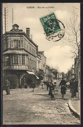 AK Cosne, Rue du 14-Juillet animée avec passants et enfants jouant