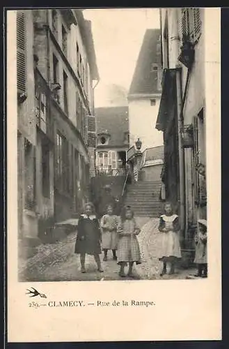 AK Clamecy, Rue de la Rampe avec enfants jouant dans la rue