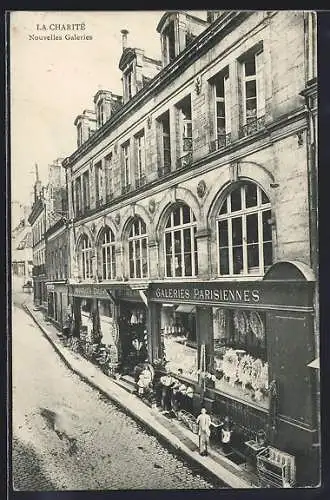 AK La Charité, Nouvelles Galeries et rue animée