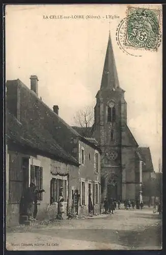 AK La Celle-sur-Loire, L`Église et la rue animée du village