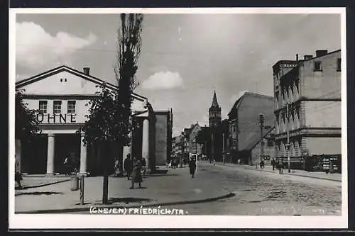 AK Gnesen, Friedrichstrasse mit Kino Filmbühne