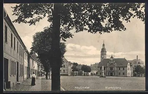 AK Neudamm, Marktplatz mit Denkmal