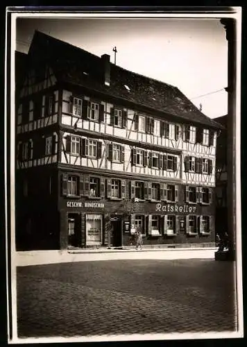 Fotografie unbekannter Fotograf, Ansicht Mosbach i. Baden, Fachwerkhaus mit Ratskeller und Geschäft Geschw. Bundschuh