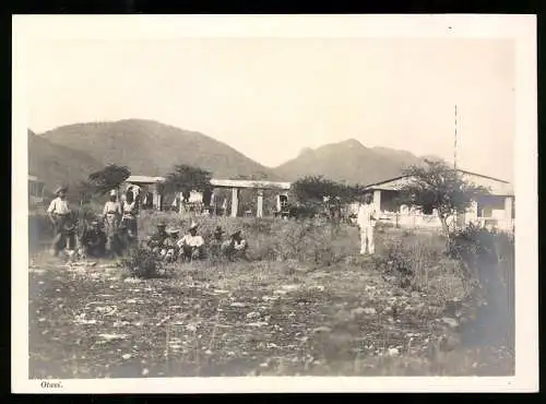 Fotografie Dr. E. Schako, Hannover, Ansicht Otavi, Hotel Th. Ritzdorf mit Kolonialisten Einheimischen Arbeitern