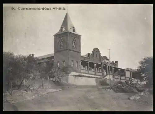 Fotografie unbekannter Fotograf, Ansicht Windhuk, das Gouvernementsgebäude in Deutsch-Südwestafrika