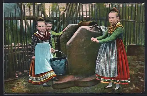 AK Mädchen in einer hessischen Tracht beim Wasser holen an einem Brunnen