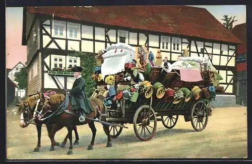 AK Hessische Trachten, Schwälmer Brautwagen, ein geschmückter Pferdewagen mit Kutscher in Tracht