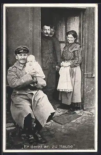AK Soldat in Uniform mit Baby, Er denkt an zu Hause