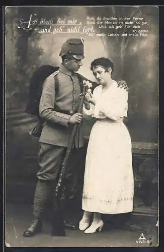 AK Soldat in Uniform mit Gewehr verabschiedet sich von seiner Frau