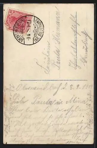 AK Soldat in Uniform mit Gewehr verabschiedet sich von seiner Frau