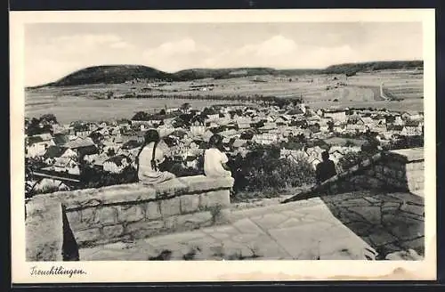 AK Treuchtlingen, Gesamtansicht mit Umgebung, Kinder sitzen auf einer Mauer