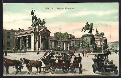 AK Berlin, National-Denkmal mit Pferdekutsche und Auto