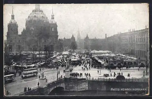 AK Berlin, Weihnachtsmarkt 1943 im Lustgarten mit Blick auf den Berliner Dom