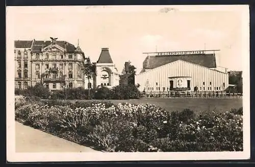 AK Berlin, der Friedrichstadt-Palast und Theater am Schiffbauerdamm