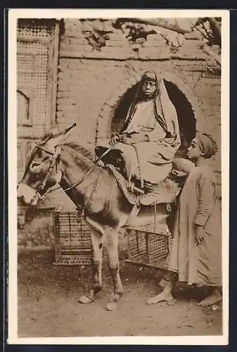 AK Egypt, Egyptian native woman ride on a Donkey, arabische Volkstypen