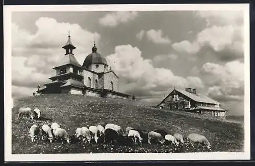AK Radhost, Berghütte und Kapelle mit weidenden Schaafen