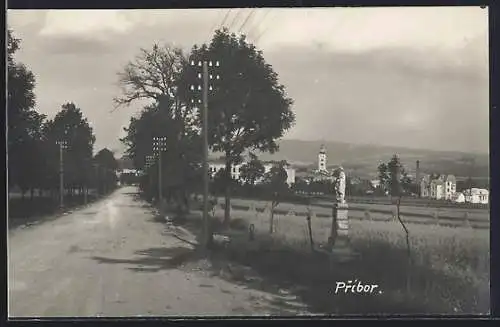 AK Príbor, Strassenpartie mit Denkmal