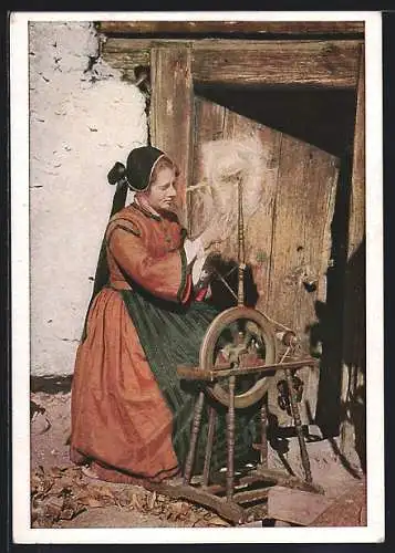AK Maltatal, Dame in Tracht aus Kärnten sitzt am Spinnrad