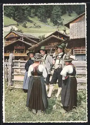 AK Reichsgau /Kärnten, Bauerngruppe in Trachten am Zaun vor dem Hof