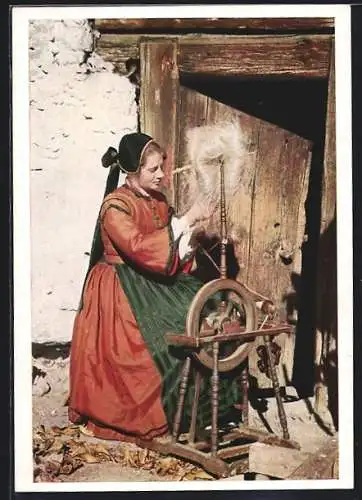 AK Maltatal, Dame in Tracht aus Kärnten sitzt am Spinnrad