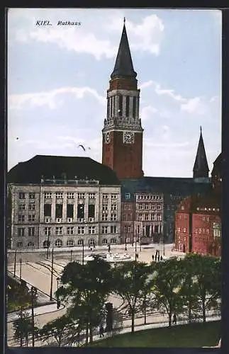 AK Kiel, Rathaus mit Brunnen und Blick zum Kirchturm