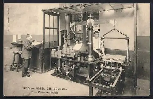 AK Paris, Hotel des Monnaies / Staatliche Münzprägeanstalt, Pesée des Lingots