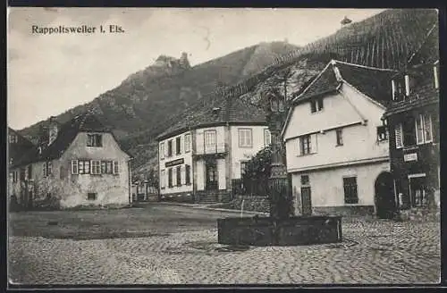 AK Rappoltsweiler i. Els., Strassenpartie mit Gebäudeansicht u. Brunnen