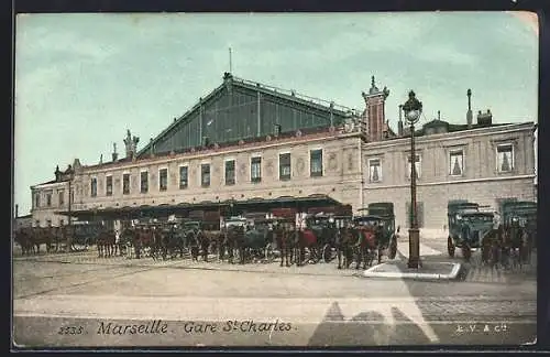 AK Marseille, La Gare St-Charles, Bahnhofsgebäude und Pferdekutschen