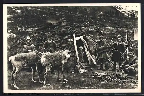 AK Lappelager, Sami vor ihrer Behausung und Rentiere