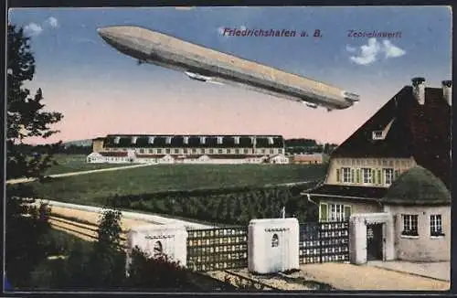 AK Friedrichshafen, Zeppelinwerft, Partie am Tor des Werftgeländes mit Aussicht auf ein startendes Luftschiff