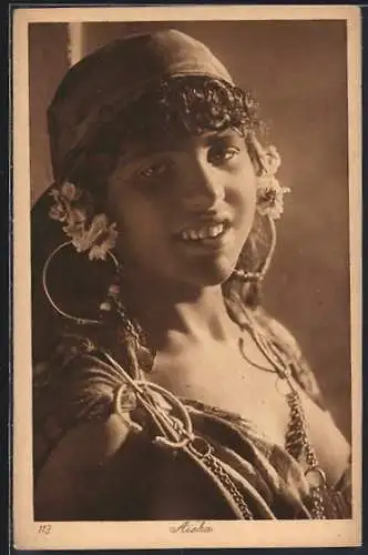 AK Aisha, junge Frau mit teils entblösster Brust